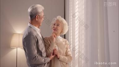 站在窗前的老年夫妇